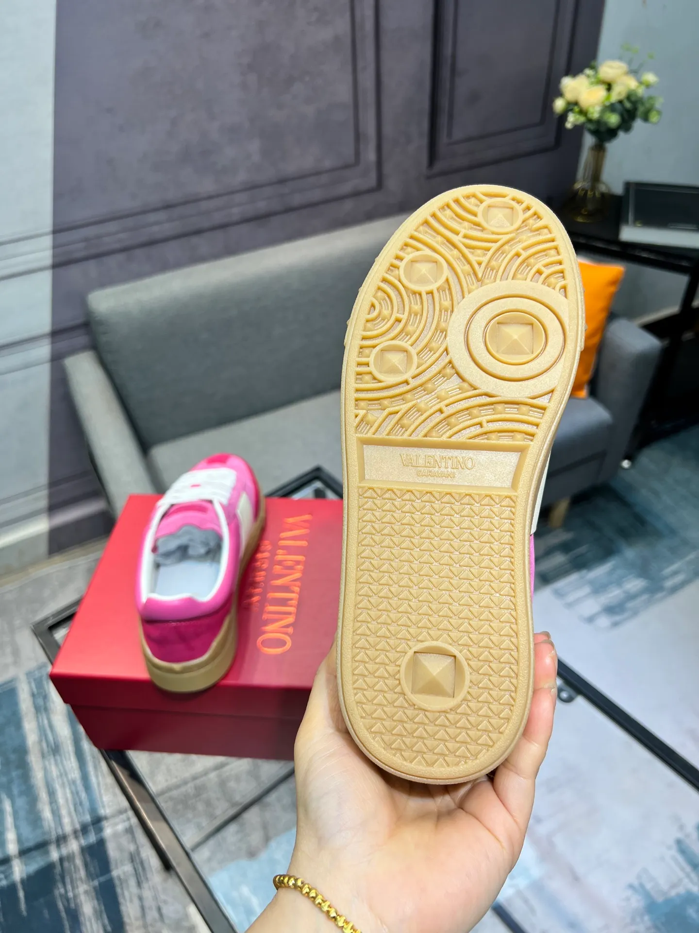 Men's shoes 💰620 👉🌹🌹VALENTINO counter synchronized new low-top casual sports shoes 👍Professional and high-end, perfect replica, first-class quality! 👍All made of original 1:1 materials, exclusive mold opening! 👍High mercerized cowhide fabric 👍TPU outsole, comfortable and wear-resistant, brand injection insole, 👍Full set of high-end counter packaging 👍All details are customized with 1:1 mold, striving for perfection! 👍Couple style female 35-41, male 38-46 (female 41, male 45 46 customized)
